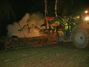 Bild: Mit einem Schlepper wurde die abgelöschten Holzscheide auseinander gedrückt