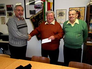 Bild: Auch die Kameraden der Alterswehr hatten eine kleine Überraschung für Ihren Kameraden Dieter (Foto: Feuerwehr Dirmingen )