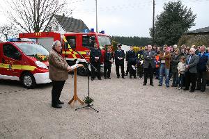 Bild: Bürgermeister Fritz-Hermann Lutz konnte zwei neue Fahrzeuge und den Erweiterungsbau an den Löschbezirk Habach übergeben