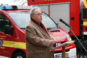 Bild: Bürgermeister Fritz-Hermann Lutz bei seiner Rede zur Einweihung der neuen Fahrzeuge