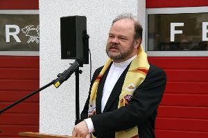 Bild: Pastor Matthias Marx segnete die neuen Räumlichkeiten und Fahrzeuge ein