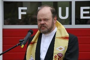 Bild: Pastor Matthias Marx segnete die neuen Räumlichkeiten und Fahrzeuge ein