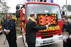 Bild: Pastor Mathias Marx segnete die neuen Räumlichkeiten und Fahrzeuge ein