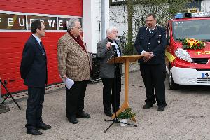 Bild: Ortsvorsteher Peter Dörr übergab ein kleines Geschenk an DRK und Feuerwehr als Dank für den tatkräftigen Einsatz beim Umbau der Räumlichkeiten