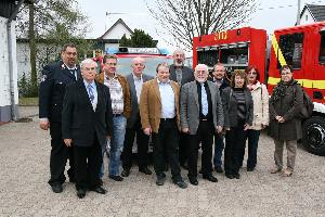 Bild: Ortsvorsteher vor den neuen Einsatzfahrzeugen