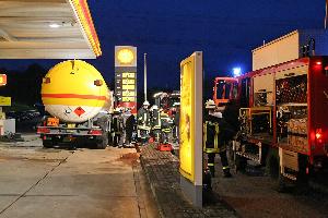 Bild: Einsatzkräfte der Feuerwehr an der Tankstelle in Neububach