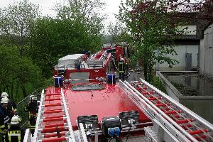 Bild: Die Feuerwehr war mit mehreren Löschfahrzeugen und der Drehleiter aus Illingen im Einsatz