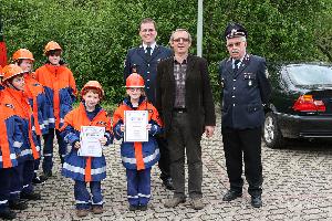 Bild: Wehrführer Hermann Josef Recktenwald (mitte) konnte zwei neue Mitglieder in die Jugendfeuerwehr aufnehmen