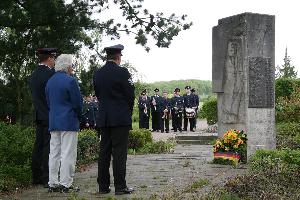 Bild: Kranzniederlegung am Ehrenmal auf dem Eppelborner Friedhof