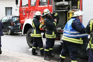 Bild: Ausrüsten mit Atemschutzgeräten am Löschfahrzeug