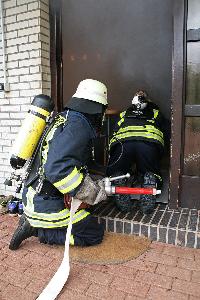 Bild: Ein Trupp dringt in das völlig verqualmte Gebäude vor