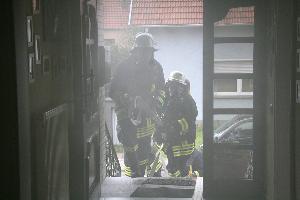 Bild: Ein Trupp beim Vorgehen ins Gebäude