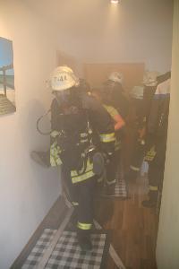 Bild: Trupps haben im Obergeschoss eine weitere Person gefunden