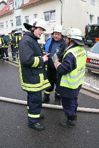 Bild: Einsatzbesprechung zwischen Gruppenführer und Einsatzleiter