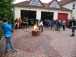 Bild: Nach der Übung: Jugendliche und Betreuer trainieren mit Feuerlöschern an der Übungsanlage