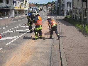 Bild: Das Ölbindemittel wird aufgebracht und eingearbeitet.
