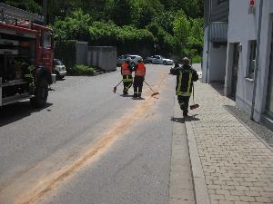 Bild: Auch auf dem Parkplatz wurde das Öl beseitigt.