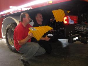 Bild: Überprüfung der sicheren Verstauung aller Komponenten; hier die Aussenverlastung