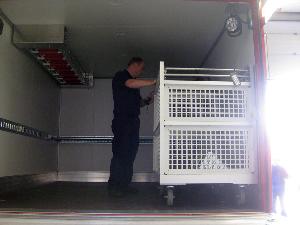 Bild: Verladung, Stabilität, Bremse und Ladungssicherung müssen in Ordnung sein. Die Baumasse der Rollcontainer müssen passen. Hier wird „millimetergenau!“ nachgemessen