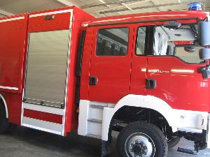 Bild: Die Beifahrerseitenansicht des SW 2000. Die Mannschaftkabine ist im Innenbereich noch nicht fertig ausgebaut. Die Lage der noch fehlenden Komponenten wurde besprochen. Ebenso ist die noch nicht angebrachte Fahrzeugbeschriftung vor Ort geplant worden