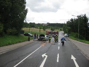 Bild: Zwei Fahrzeuge waren in Höhe der Einmündung zur Siedlung "Auf drei Eichen" zusammengestoßen