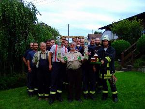 Bild: Die aktive Wehr gartuliert Herbert nach der Übung