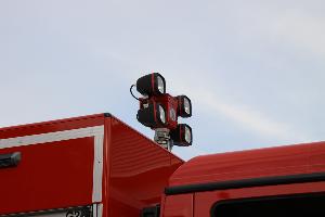 Bild: Zum Ausleuchten der Einsatzstelle ist ein Lichtmast eingebaut