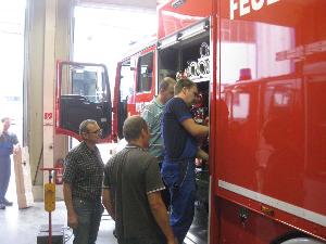 Bild: Optimierungsarbeiten sind bei Neufahrzeugen immer nötig. Erst die Überprüfung des fertigen Produkts kann die Effizienz zeigen. Detailänderungen wurden durch die Montagemannschaft der Fa. IVECO-MAGIRUS sofort und präzise umgesetzt.