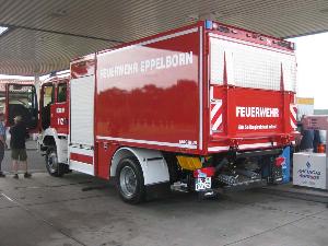 Bild: Bei der Überführung des Fahrzeuges von Görlitz nach Eppelborn musste eine Distanz von ca. 760 km überwunden werden. Hier ein Tankstopp an einer Autobahnraststätte in Hessen nahe Gießen.