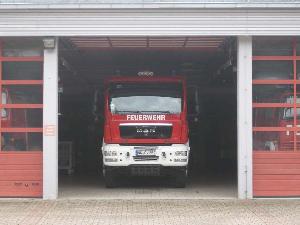 Bild: Der Standplatz des SW 2000 im Feuerwehrgerätehaus in Eppelborn. Bevor das Fahrzeug einsatzbereit gemeldet werden kann sind noch sehr umfangreiche Ausbildungen von Fahrern und Bedienungsmannschaft nötig!