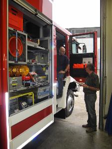 Bild: Hier wird die Ausstattung des Mannschaftsraumes entsprechend der Checkliste abgenommen. Die Gestaltung wurde bei der Rohbauabnahme besprochen.