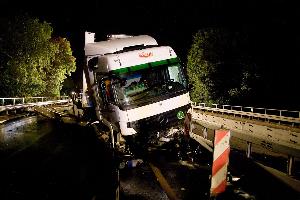 Bild: Der Sattelzug schob die Betonschutzplanken zusammen und verkeilte sich in der schmalen mittleren Fahrspur