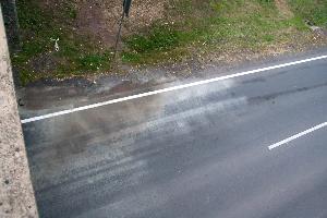 Bild: Dieselkraftstoff lief auch auf die unter der Autobahn verlaufende Landstraße zwischen Humes und Uchtelfangen