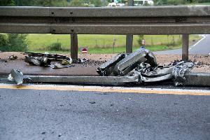 Bild: Teile der Leitplanken wurden durch die Wucht des Unfalls verbogen