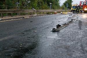 Bild: Trümmerteile und Dieselkraftstoff auf der Fahrbahn