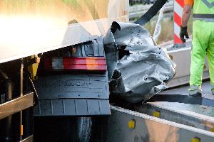 Bild: Einer der beiden Kraftstofftanks, die bei dem Unfall aufgerissen waren