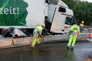 Bild: Bergungsarbeiten auf der Autobahn durch ein Fachunternehmen