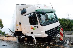 Bild: Die Zugmaschine ist nach dem Unfall wohl ein Totalschaden