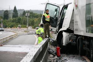 Bild: Die Zugmaschine ist nach dem Unfall wohl ein Totalschaden