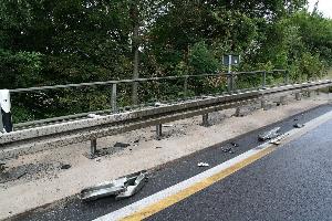Bild: Mit Dieselkraftstoff verschmutzte Leitplanken im Unfallbereich