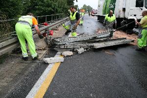 Bild: Bergungsarbeiten auf der Autobahn durch ein Fachunternehmen