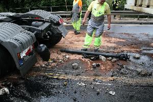 Bild: Antriebswelle und Getriebeteile lagen auf der Fahrbahn