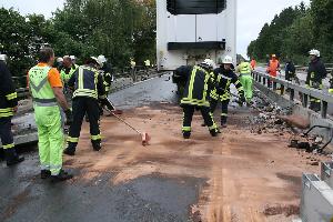 Bild: Grobreinigung der Fahrbahn, nachdem die Zugmaschine entfernt worden war