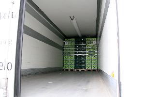 Bild: Die gut gesicherte Ladung blieb unversehrt und konnte mit einem Ersatzfahrzeug zum Bestimmungsort gebracht werden