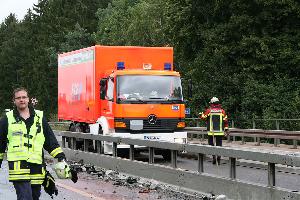 Bild: Ein Spezialfahrzeug zur Nassreinigung der Fahrbahn wurde von der Berufsfeuerwehr Saarbrücken angefordert
