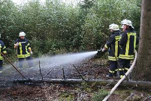 Bild: Einsatzkräfte bei Nachlöscharbeiten