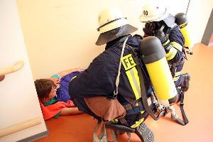 Bild: Eine der vermissten Personen wurde von einem vorgehenden Trupp gefunden