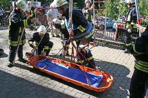 Bild: Die Schleifkorbtrage wird vorbereitet