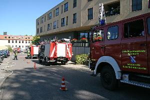 Bild: Einsatzfahrzeuge vor dem Hauptgebäude des psychiatrischen Pflegeheims in Habach