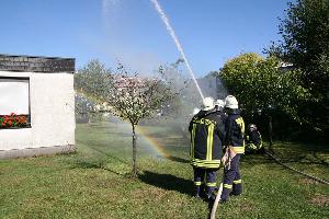 Bild: Löschangriff an der Jahreshauptübung der Feuerwehr Eppelborn in Habach 2012